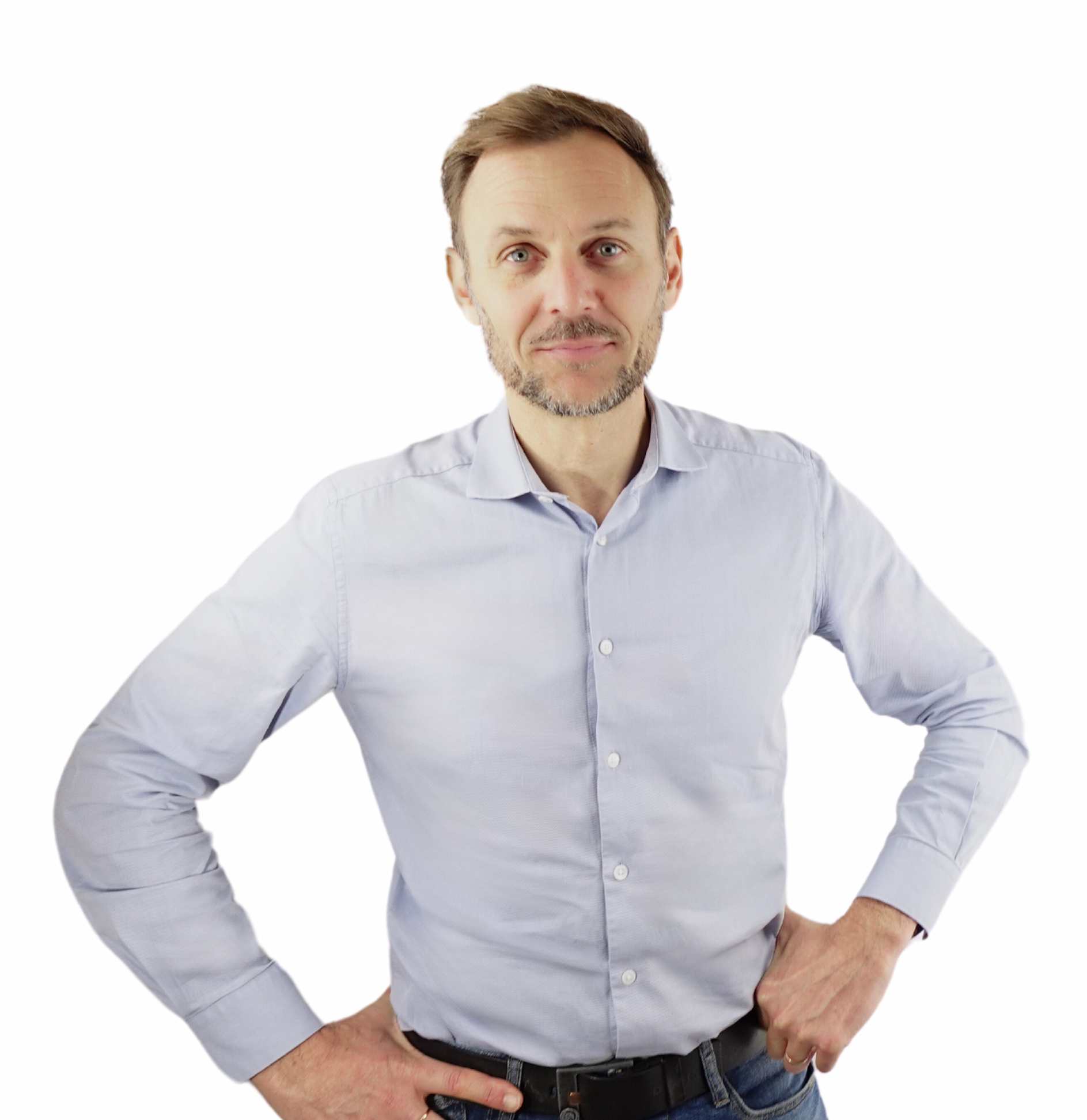 Grégory Lentin de face, en chemise bleu et un jean, les mais se tenant la taille.